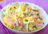 Ļoti garšīgi salāti tikai 5 minūtēs – recepte no vienkāršām sastāvdaļām, kas ir piemērota gan ikdienai, gan svētkiem