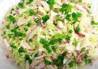 Vienkāršāk nekā liekas un gardāk nekā cerēts — īsā laikā pagatavoju salātus, kas lieliski iederas jebkurā svētku galdā