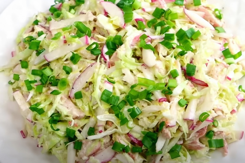 Vienkāršāk nekā liekas un gardāk nekā cerēts — īsā laikā pagatavoju salātus, kas lieliski iederas jebkurā svētku galdā