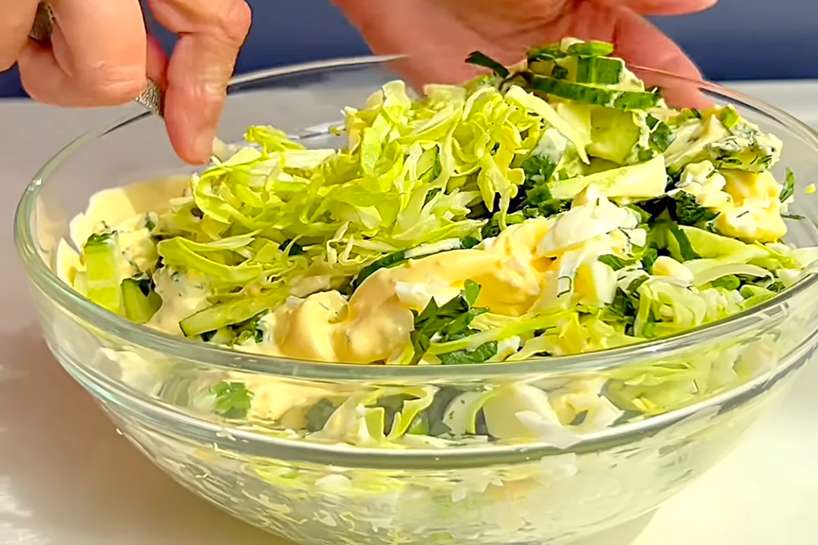 Uzreiz gatavoju dubultu porciju, jo šie kāpostu salāti ir tik gardi, ka no galda pazūd dažu minūšu laikā