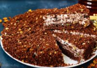 Maiga un gaisīga šokolādes torte, kas ir lieliski piemērota ģimeniskai tējas baudīšanai Maiga un gaisīga šokolādes torte, kas ir lieliski piemērota ģimeniskai tējas baudīšanai