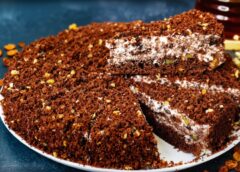 Maiga un gaisīga šokolādes torte, kas ir lieliski piemērota ģimeniskai tējas baudīšanai