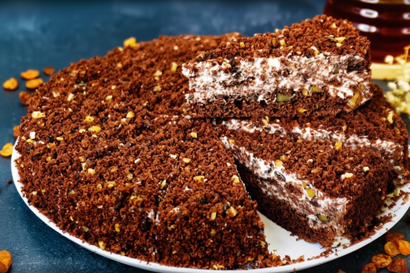 Maiga un gaisīga šokolādes torte, kas ir lieliski piemērota ģimeniskai tējas baudīšanai